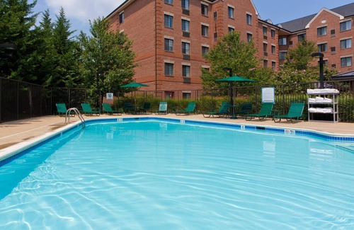 McLean Condo | Comfortable Suite with Private Patio Near DC | Free Breakfast + On-Site Fitness Center