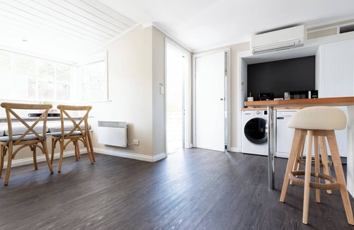 Launceston CBD House | Comfortable Urban Cottage with WiFi & Parking