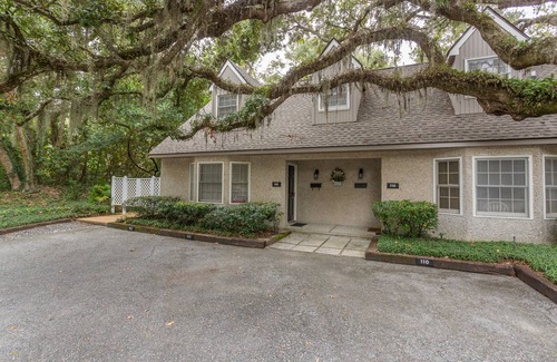 Saint Simons Island Condo | Comfortable 2 bedroom Beach Home located on quiet street