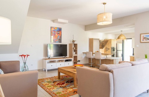 Oppede Villa | Comfortable Villa for 6, with pool and views and easy walking distance to Oppede