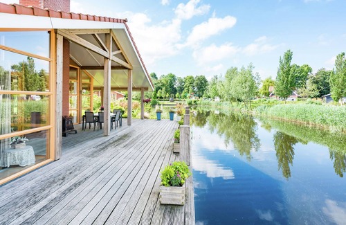 Biddinghuizen Villa | Comfortable Waterside Holiday Villa