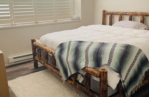Bloomfield Other | Comforting farmhouse with 3 bedrooms, farm animals, located by the river