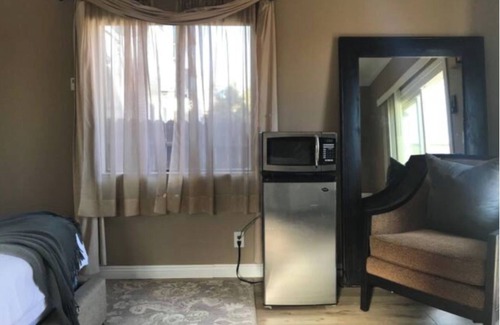 Mid City Apartment | Comforting Mid-City Studio Bedroom