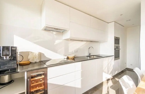 Puteaux Condo | Comfortion Le Papillon - view of Paris and pool
