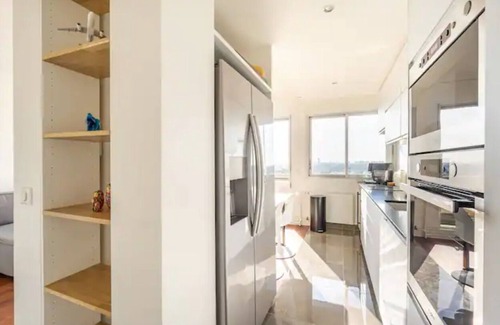Puteaux Condo | Comfortion Le Papillon - view of Paris and pool