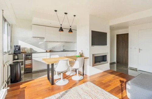 Puteaux Condo | Comfortion Le Papillon - view of Paris and pool