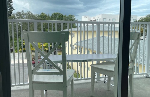 Northeast Miami Apartment | Comfy 1 bedroom 10 minutes from Everything