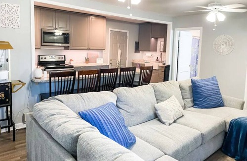 Wichita Falls Cottage | Comfy 1 bedroom guesthouse. Sleeps 3. *No cleaning fees*