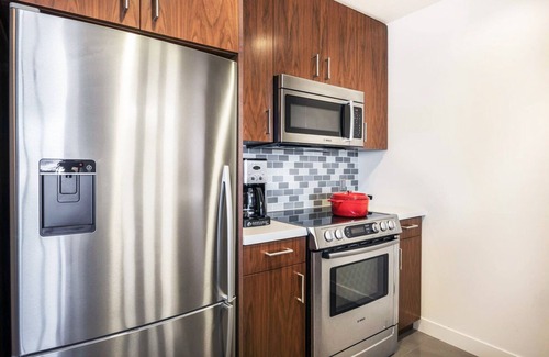 Bunker Hill Apartment | Comfy 1BR Downtown, w/Doorman, near Broad Museum by Blueground