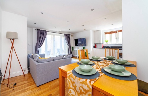 Queenstown Apartment | Comfy 2 Bed Apt with Private Garden, Battersea LDN