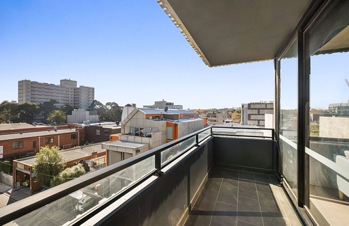 Prahran Apartment | Comfy 2-Bed Balcony Unit near Iconic Chapel St