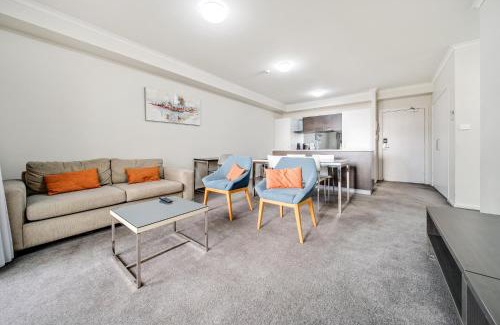 Greenway Apartment | Comfy 2-Bed Near the Lake with Secure Parking