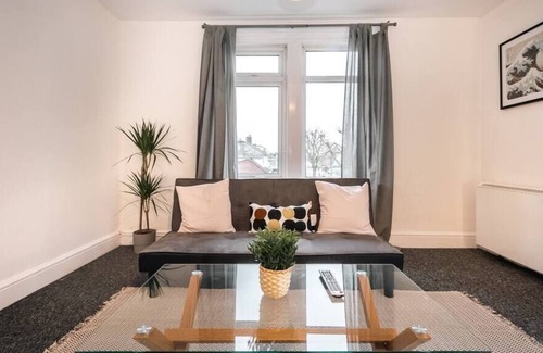 Swindon Apartment | Comfy 2 Bedroom Flat - with Parking