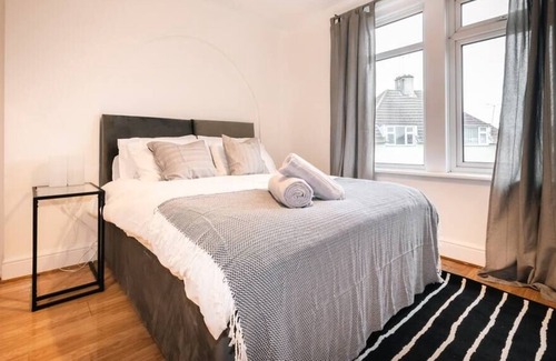 Swindon Apartment | Comfy 2 Bedroom Flat - with Parking