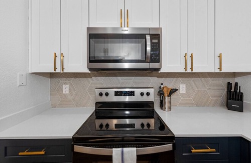 North Scottsdale Apartment | Comfy 2BD: Pickleball Ct, Heated Pool & Gym