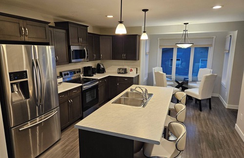 Regina House | Comfy 3-bedroom house in Harbour Landing, Regina.