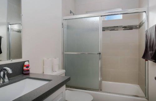 Mid City House | Comfy 4BR home near Korea Town