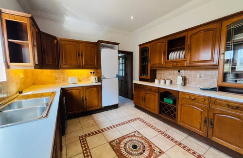 Penderry House | Comfy 5-bedroom House in Swansea; great for families, friends, tourists, workers