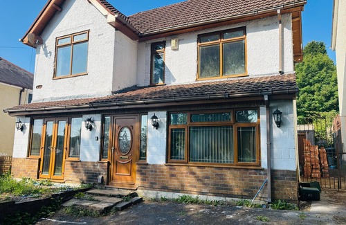 Penderry House | Comfy 5-bedroom House in Swansea; great for families, friends, tourists, workers