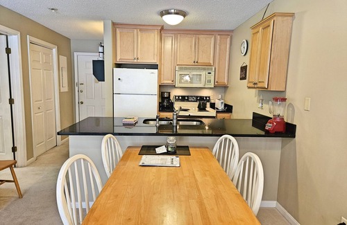 North Woodstock Condo | Comfy, AC, near river & lake, pool & fitness club. D0053 by LRS