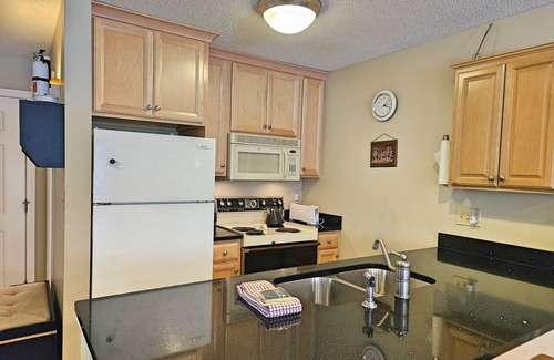 North Woodstock Condo | Comfy, AC, near river & lake, pool & fitness club. D0053 by LRS