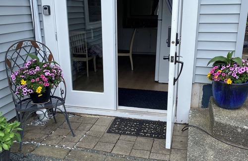 Campbell River Apartment | Comfy and clean garden suite. Close to Discovery Pier, Museum, and Hospital.
