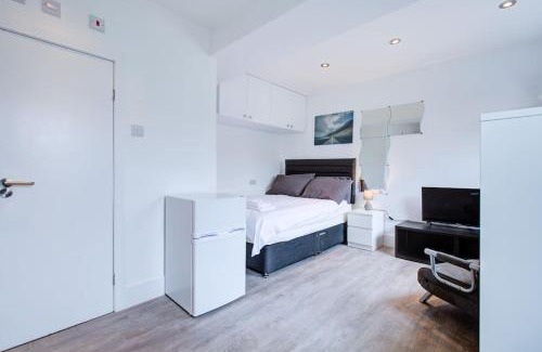 Perry Vale Apartment | Comfy and Convenient Studio Suite Lewisham with Free street parking, WIFI and quick access to central London Sleep 3