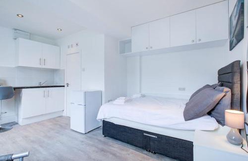 Perry Vale Apartment | Comfy and Convenient Studio Suite Lewisham with Free street parking, WIFI and quick access to central London Sleep 3