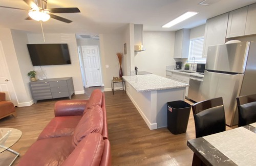 Roseville House | Comfy and freshly updated 2/1 duplex