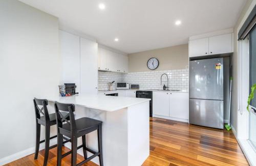 Chifley House | Comfy and Modern House with Outdoor Dining and WiFi - Hosted by CanStay