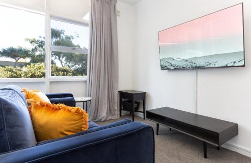North Sydney Apartment | Comfy Balcony Studio near Parks Shopping & Dining