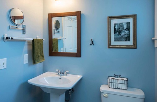 Loyal Heights House | Comfy Beds, Clean, and Near Friends and Family