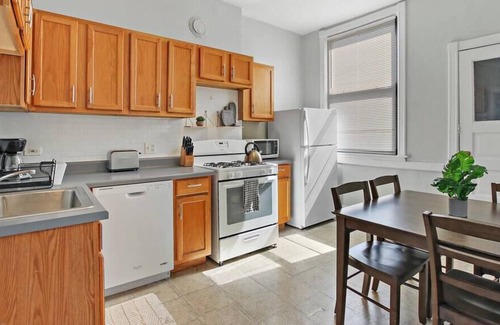 North Center Apartment | Comfy & Bright 3BR Fully Furnished Apt