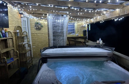 Ray Cabin | Comfy cabin near hocking hills with hidden spare bedroom, pet friendly