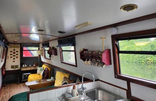 Little Venice Boat Rental | Comfy Canal Boat in Little Venice by Paddington for Family & Friends