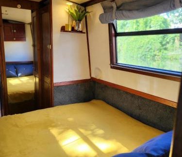 Little Venice Boat Rental | Comfy Canal Boat in Little Venice by Paddington for Family & Friends