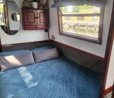 Little Venice Boat Rental | Comfy Canal Boat in Little Venice by Paddington for Family & Friends