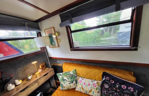 Little Venice Boat Rental | Comfy Canal Boat in Little Venice by Paddington for Family & Friends