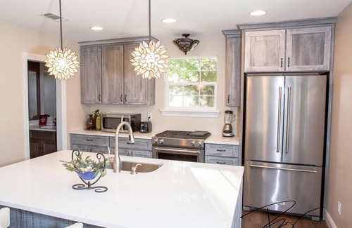 East Hill House | Comfy carriage house close to everything!