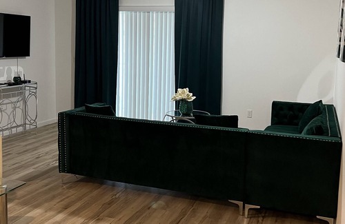 SilverLakes Condo | Comfy Chic Town Home