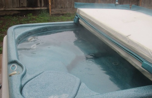 Chico House | Comfy Chico Home near FWY with Hot Tub {pet friendly}