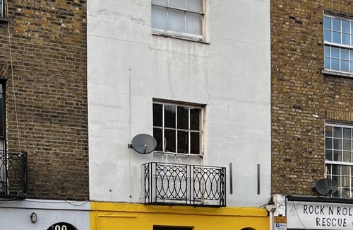 Camden Town with Primrose Hill Apartment | Comfy child/dog friendly garden flat heart Camden