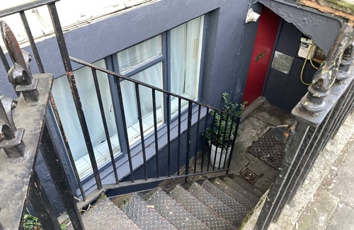 Camden Town with Primrose Hill Apartment | Comfy child/dog friendly garden flat heart Camden