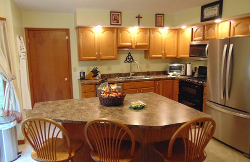 Mishawaka House | Comfy, Clean & Close to ND! Check Out My Reviews!