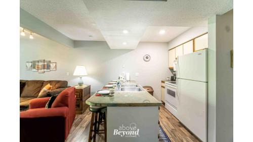 Reeds Spring House | Comfy Condo near SDC