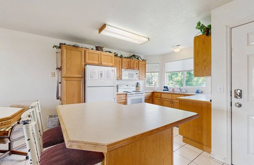 Harbor Village Condo | Comfy condo overlooking Bear Lake with pool, hot tub & tennis
