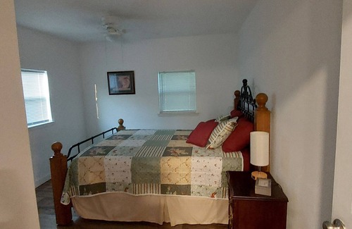 Llano House | Comfy Cottage near river access, Nearby Gulfing, Wine Country and famous food!