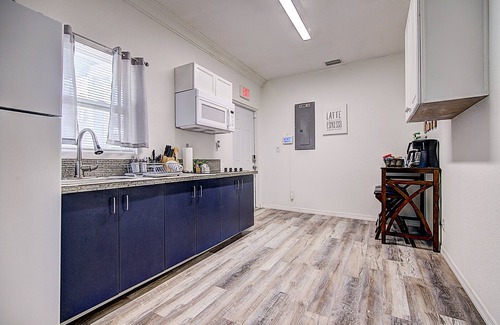East Tampa Apartment | Comfy Cozy 2 bedroom near downtown