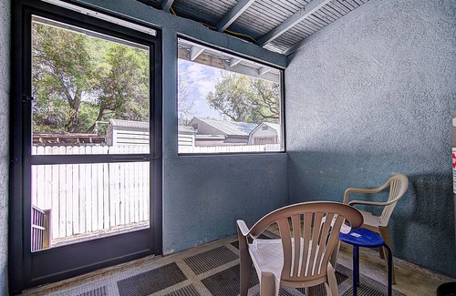 East Tampa Apartment | Comfy Cozy 2 bedroom near downtown