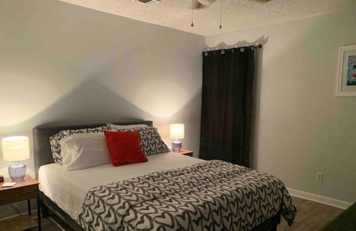 Auburn House | Comfy Cozy Condo! Minutes to Downtown Auburn!